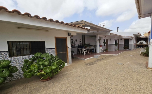 bar and outdoor kitchen